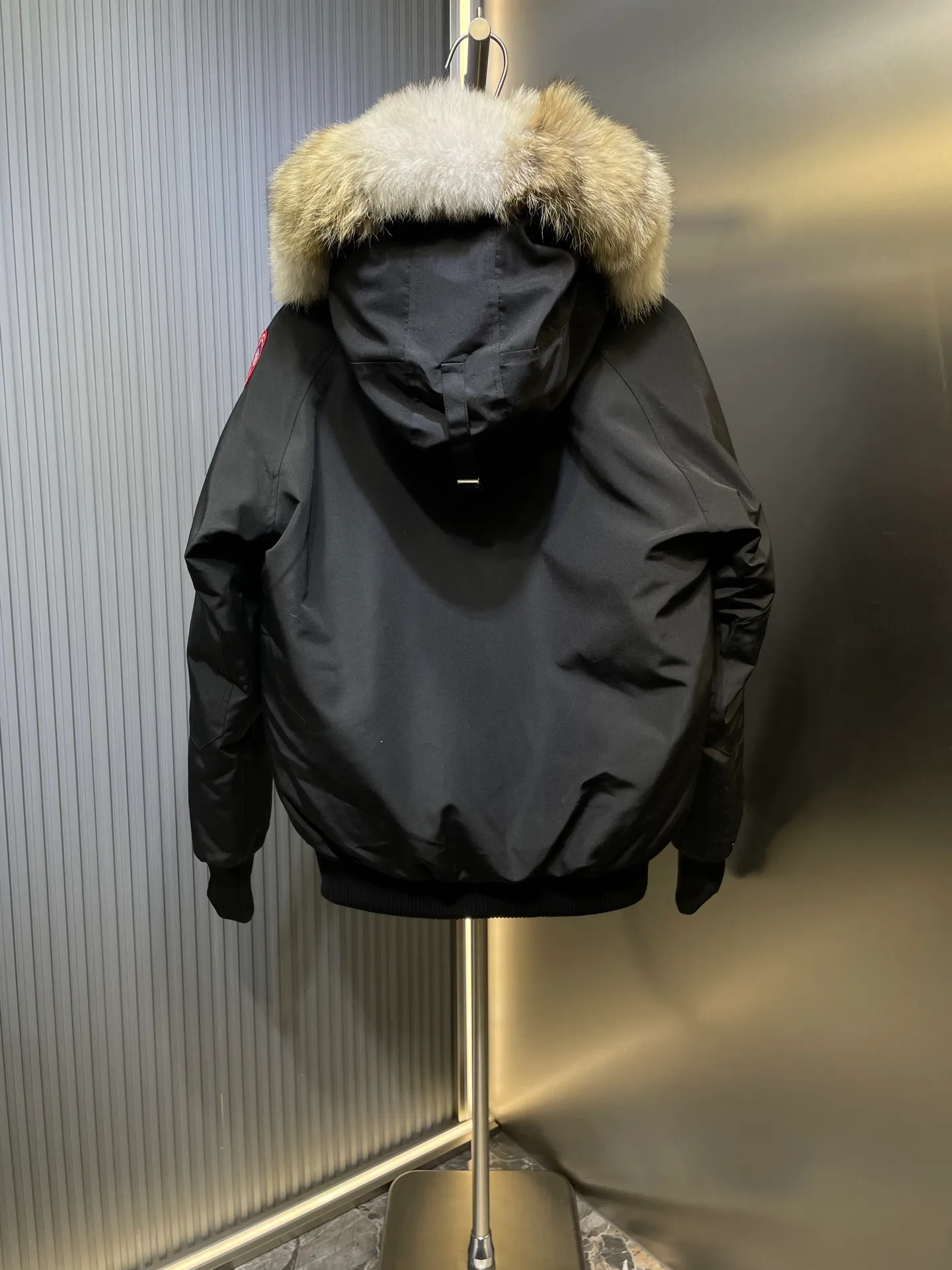 P900 special down Canada Goose Canada Goose #Chilliwack 7999M bomber jacket short down jacket/01 model #女与狠# Genuine synchronous anti-counterfeiting chip sensor! ➖ Imported 21S polyester-cotton blended original fabric [last year’s 16S/18S hard fabrics have been completely eliminated, this year all use 21S genuine synchronous fabrics, the soft mid-strap feels delicate and textured], genuine synchronous Feather-Light 10D waterproof coating fabric, made of 84.5 polyester fiber and 15.5 cotton, 100% the best feel in the entire network! ➖ The genuine official website is synchronized with the national standard 80 white duck down, you can check the official website customer service, there will never be a series of misleading claims such as 90 down or goose down! ➖ Using the best nylon lining with double double-layer sealing design, velvet-proof No. 7 needle + grid-filled down ready-made garments, there is 100% no so-called velvet running! ➖ The cuffs are designed with thickened seamless threads, and the collar and pockets are lined with top-quality polar fleece to keep you warm and comfortable! ➖ Yoshida YKK provides original custom-made electroplated sliders. YKK two-way lockable zippers are tight and smooth and will not peel off paint! ➖ 3M composite guarantees that the Velcro is the same as the original, durable, and all accessories and hardware are custom-made! ➖ Imported BEHRINGER embroidery machine to customize the 10,000-needle embroidery logo, 98% of which can be reproduced to restore the original logo. You can check and compare on the official website! ➖ The fur collars are all made of large pieces of Western Canadian blue wolf hide, ensuring that each fur collar is 13-15cm wide!   Size:XS-XXL